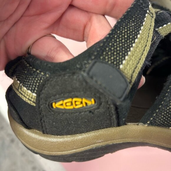 Kids Black and Tan Keen Sandals - Picture 3 of 10